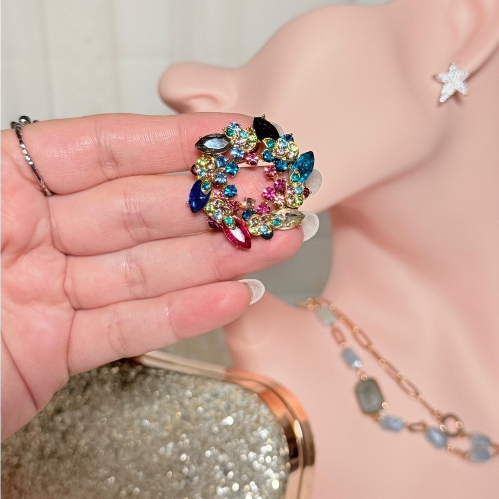 Elegant Multicolor Floral Brooch. - Picture 5 of 6